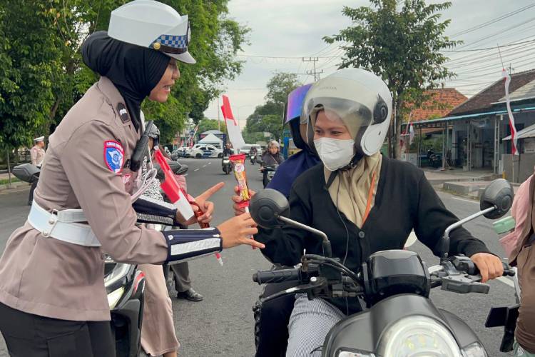 Bikin Salting, Polwan di Banyuwangi Gaet Hati Masyarakat dengan Bagi-bagi Coklat