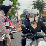 Bikin Salting, Polwan di Banyuwangi Gaet Hati Masyarakat dengan Bagi-bagi Coklat