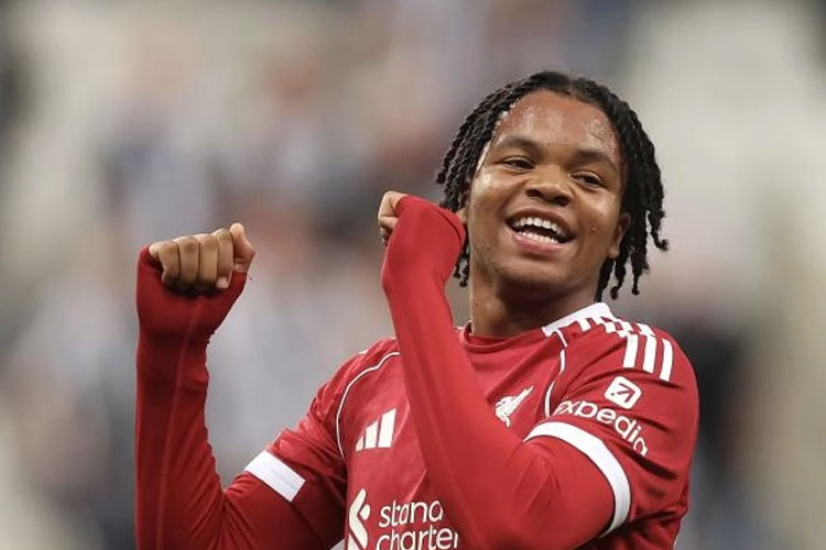 Rio Ngumoha menjadi pahlawan kemenangan Liverpool atas Newcastle United 3-2. Pemain berusia 16 tahun ini juga mencatat sebagai pemain termuda Liverpool yang mencetak gol di Liga Inggris. (Foto: Liverpoolfc.com)