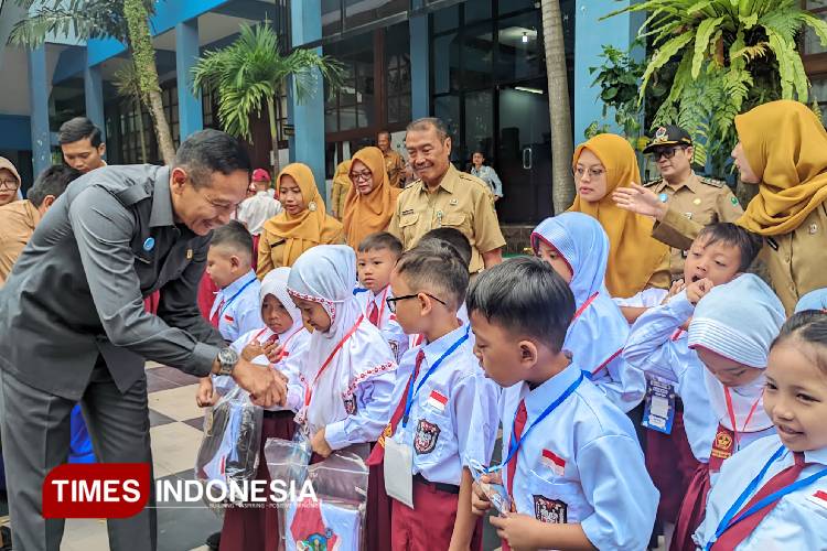 Pasokan Atribut Kurang, Pemkot Malang Terus Kebut Distribusi Seragam Gratis