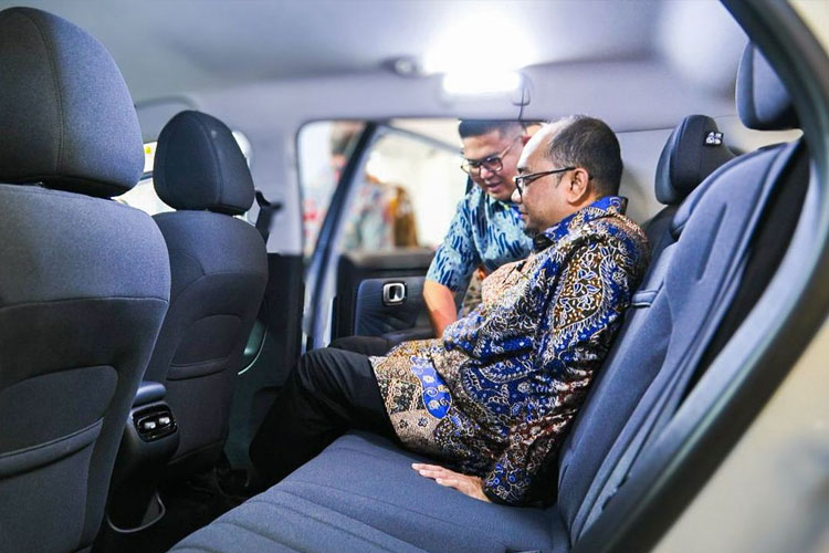 Direktur Jenderal Industri Logam, Mesin, Alat Transportasi dan Elektronika (ILMATE) Setia Darta saat mencoba kabin AION UT GAC di GIIAS Surabaya 2025, Rabu (27/8/2025). (FOTO: Dok.GAC)
