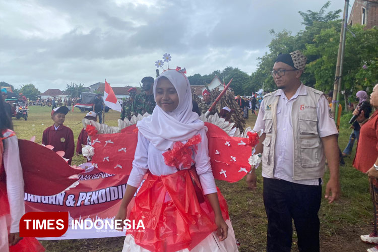 Lurah Bakungan, Agus Rahmanto, S.STP, saat menghampiri salah satu peserta yang mengenakan kostum dari limbah tas plastik. (FOTO: Fazar Dimas/TIMES Indonesia)