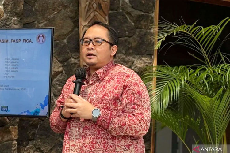 Ketua Umum PP PAPDI Dr. dr. Eka Ginanjar, SpPD, K-KV, FINASIM, FACP, FICA, MARS, SH, menjelaskan bahaya makanan olahan bagi kesehatan usus kepada ANTARA saat ditemui di Jakarta, Rabu (27/8/2025). (FOTO: ANTARA/Hreeloita Dharma Shanti)
