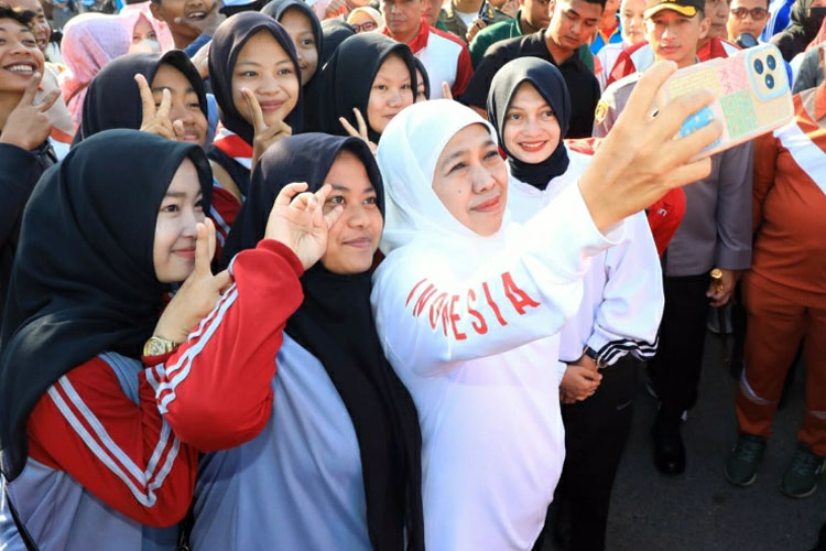 Gubernur Khofifah Indar Parawansa dan Wali Kota Kediri Vinanda Prameswati saat berfoto bersama dengan para pelajar (foto : dok Pemprov Jatim)