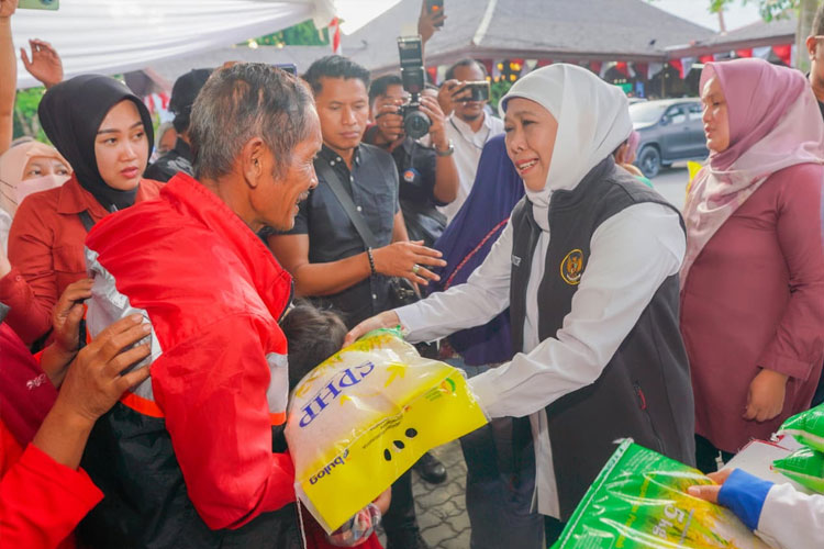 Gubernur Khofifah Bagikan Bansos dan Zakat Produktif Rp6,1 Miliar untuk Warga Tulungagung