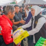 Gubernur Khofifah Bagikan Bansos dan Zakat Produktif Rp6,1 Miliar untuk Warga Tulungagung
