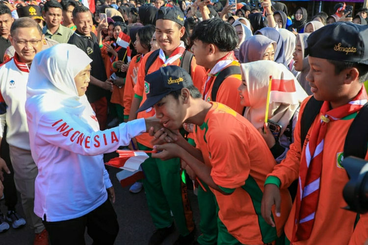 Gubernur Jatim Khofifah Indar Parawansa saat menyapa para pelajar di kota Kediri (FOTO: dok Pemprov Jatim)
