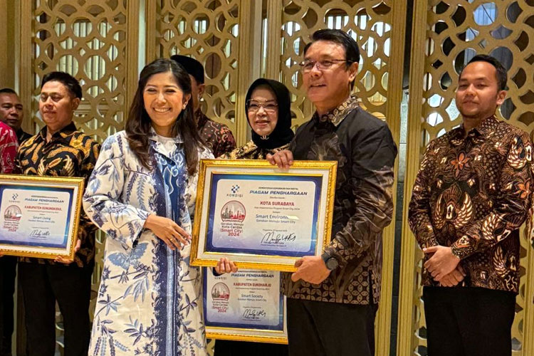 Plt. Dinkominfo Surabaya, M. Fikser saat menerima penghargaan dari Menteri Komunikasi dan Digital Indonesia, Meutya Hafid. (Foto: Diskominfo Kota Surabaya)