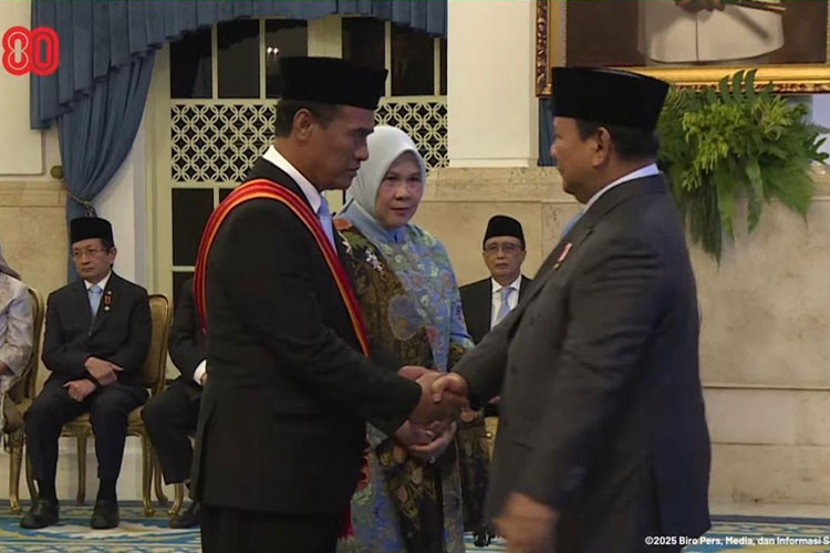 Mentan Amran Sulaiman Terima Anugerah Bintang Mahaputra Adipurna