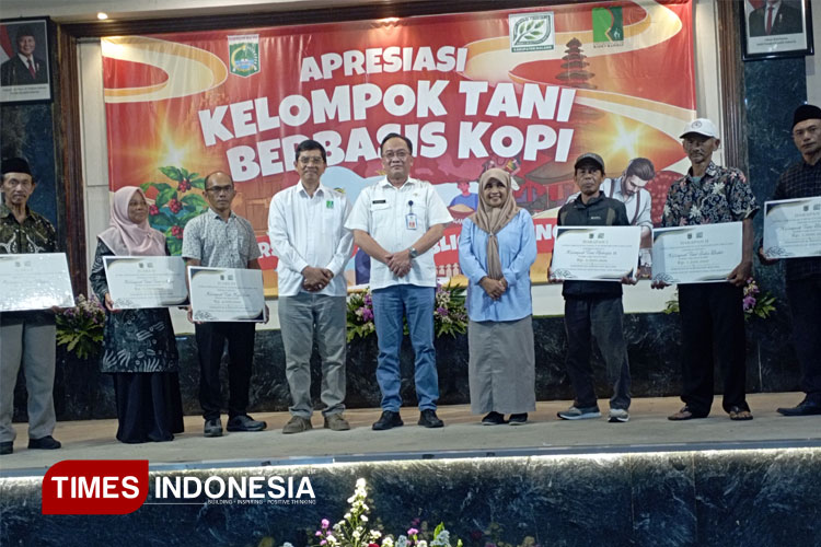 Para kelompok tani kopi setelah mendapatkan hadiah bantuan apresiasi berdasarkan hasil penilaian tim, oleh Dinas TPHP Kabupaten Malang, Rabu (27/8/2025). (FOTO: Amin/TIMES Indonesia)