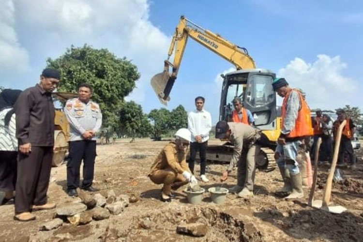 Peletakan batu pertama pembangunan lahan parkir di Pangandaran. (Foto : Istimewa)