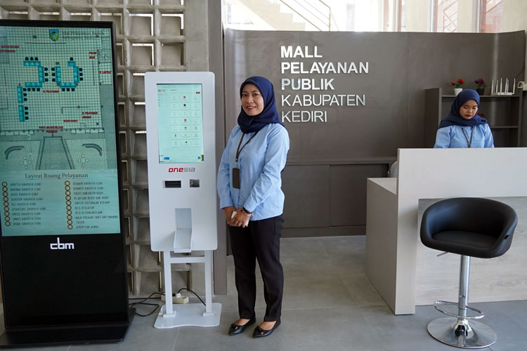Petugas-di-MPP-Kabupaten-Kediri.jpg