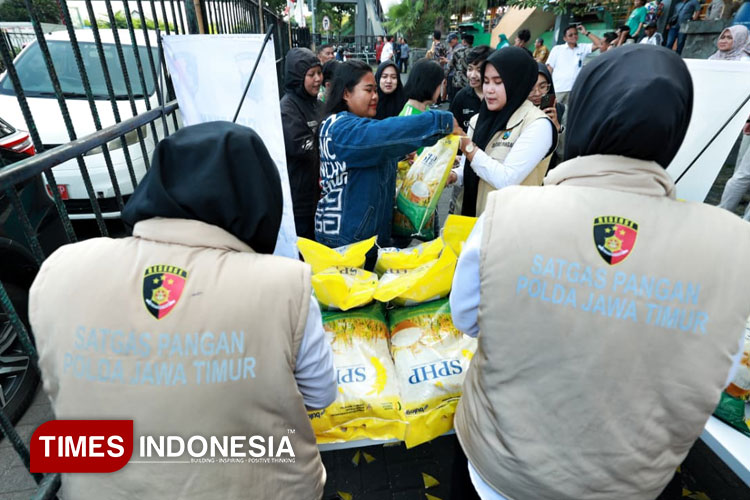 Polda Jatim menggelar Program Gerakan Pangan Murah bersama Bulog di Pasar Tradisional Wonokromo, Rabu (27/8/2025). (Foto: Hamida Soetadji/TIMES Indonesia)
