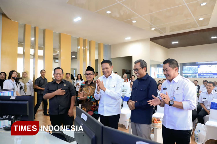 Wali Kota Malang, Wahyu Hidayat saat meresmikan layanan TANIA milik Perumda Tugu Tirta. (FOTO: Dok. Tugu Tirta/TIMES Indonesia)