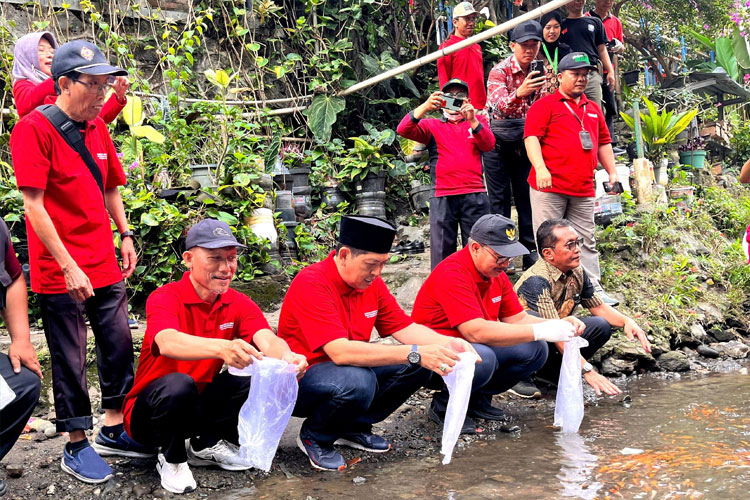 Wali Kota Yogyakarta Hasto Wardoyo bersama tokoh lintas agama menebar benih ikan di Kali Kode. (FOTO: Pemkot Yogyakarta)