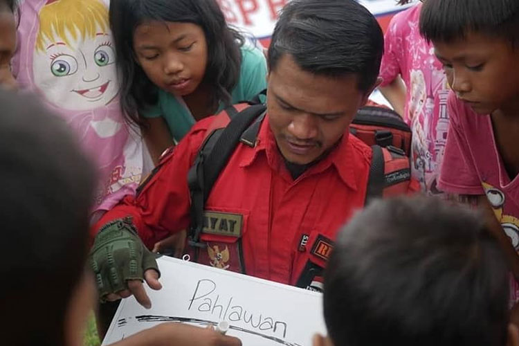 Kiprah Dr. Muhamad Hidayat, Akademisi Muda yang Mengabdikan Hidup untuk Kemanusiaan