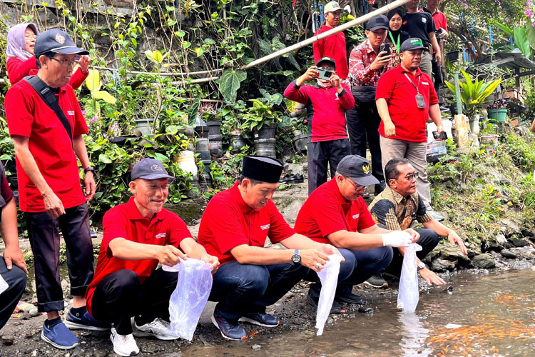 Wali Kota Yogyakarta Hasto Wardoyo bersama tokoh lintas agama menebar benih ikan di Kali Kode. (FOTO: Pemkot Yogyakarta)