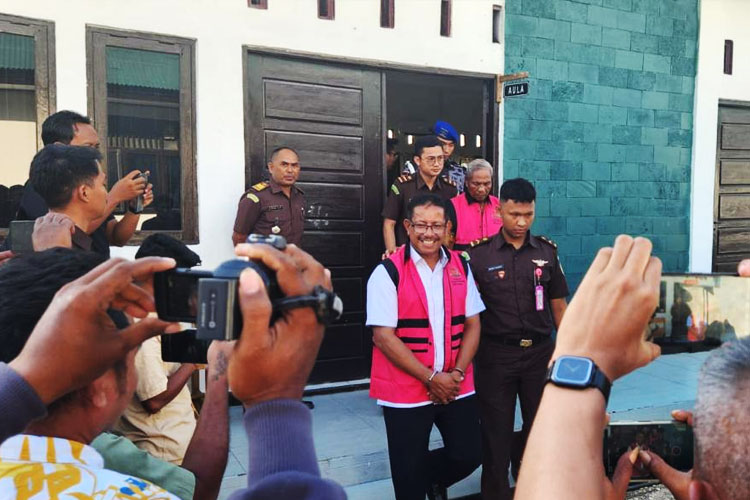 Kedua tersangka dugaan tindak pidana korupsi Rehabiltasi UPI di Dinas Perikanan saat ditetapkan dan ditahan Kejari Rote Ndao.(FOTO: Kasi Penkum Kejati NTT)