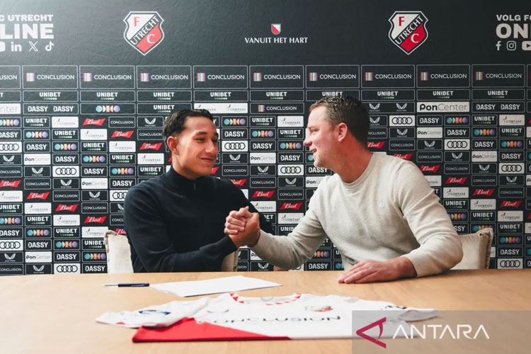 Pemain keturunan Indonesia-Belanda Miliano Jonathans saat menandatangani kontrak dengan klub barunya FC Utrecht. Miliano bergabung bersama Utrecht pada musim dingin ini dengan durasi kontrak 3,5 tahun atau sampai Juni 2028. (ANTARA/HO-FC Utrecht)