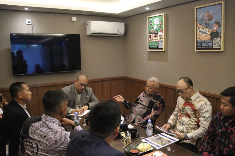 Bupati Malang HM Sanusi didampingi Kepala Dinas PU Bina Marga, dalam kesempatan audiensi terkait usulan Tol Malang-Kepanjen dengan Staf Khusus bidang Manajemen dan Kerja Sama Antar Lembaga Kemenkominfra RI, di Jakarta, kemarin. (Foto: Prokopi
