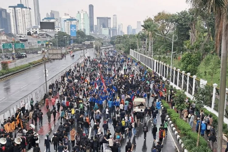 Ricuh Demo di Senayan, Massa Lempari Polisi hingga Dibubarkan Gas Air Mata