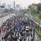 Ricuh Demo di Senayan, Massa Lempari Polisi hingga Dibubarkan Gas Air Mata