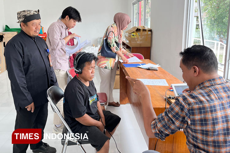 Kembalikan Indahnya Suara, Dinsos PPKB Banyuwangi Pasang Alat Bantu Dengar bagi Warga