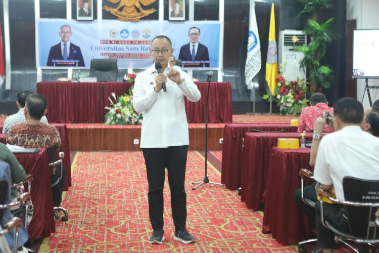 Wakil Ketua MPR RI sekaligus Sekjen PAN, Eddy Soeparno saat berbicara di kampus Universitas Sam Ratulangi (Unsrat) Manado dalam program MPR Goes to Campus.