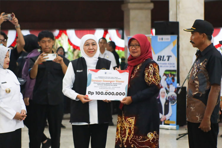 Gubernur Khofifah Salurkan Bansos, Zakat Produktif hingga Alsintan Rp16,1 Miliar untuk Masyarakat Kabupaten Malang