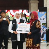 Gubernur Khofifah Salurkan Bansos, Zakat Produktif hingga Alsintan Rp16,1 Miliar untuk Masyarakat Kabupaten Malang