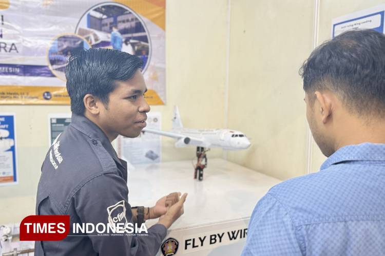 Joe Steven mahasiswa Program Studi Teknologi Pemeliharaan Pesawat Udara menjelaskan cara kerja Simulator Fly by Wire kepada pengunjung. (foto: Beril Bestarino/TIMES Indonesia)