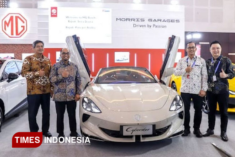 MG menampilkan roadster ikon mobil listrik MG Cyberster dan MG4 EV, hingga model ICE MG ZS dan MG 5 GT kepada pengunjung GIIAS Surabaya 2025, Kamis (28/8/2025). (Foto : Lely Yuana/TIMES Indonesia)
