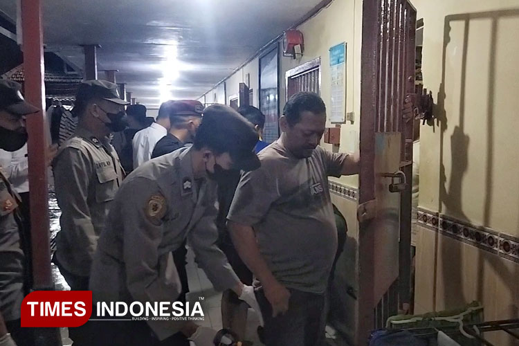 Penggeledahan warga binaan Rutan Pacitan untuk mengantisipasi narkoba dan barang berbahaya lainnya. (FOTO: Yusuf Arifai/TIMES Indonesia)