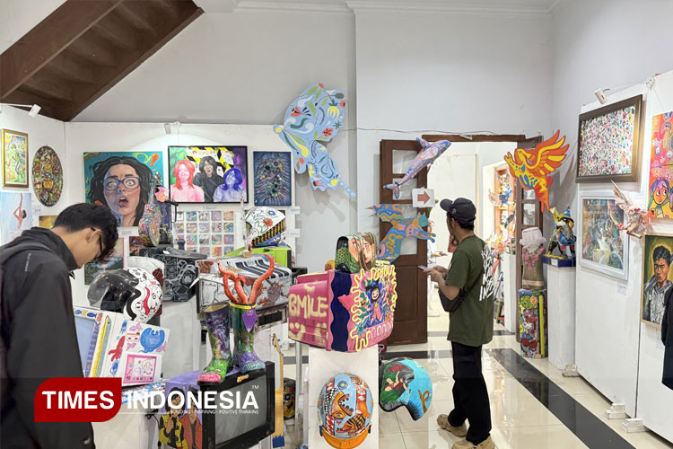 Pengunjung-mengamati-karya-seni-ciptaan-mahasiswa.jpg