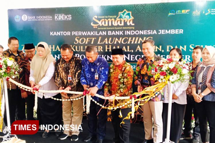 Pemotongan pita bersama pada soft launching zona khas dikanton Polije. (Foto : M. Abdul Basid / TIMES Indonesia)
