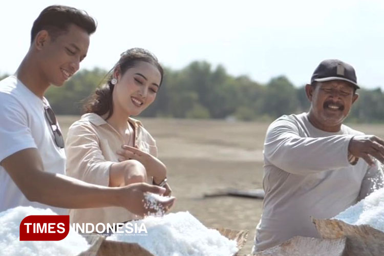 Potret-Anjaly-Parsmawati-bersama-tim.jpg