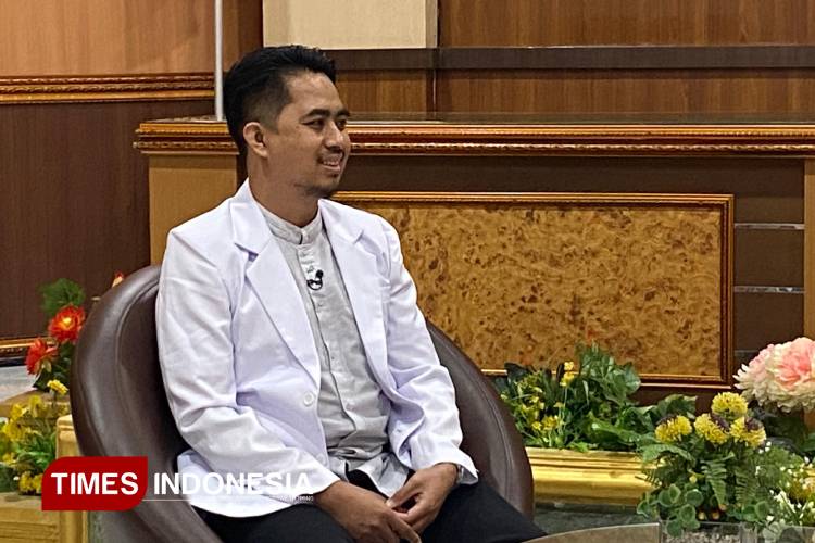 Dokter Spesialis Urologi RSUD Jombang, dr. Fakhri Surahmad, M.Kes., Sp.U (FOTO: Rohmadi/TIMES Indonesia)