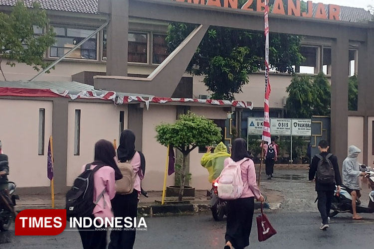 Siswi SMAN 2 Kota Banjar berseragam kebaya warna pink memasuki gerbang sekolah. (Foto: Susi/Times Indonesia)