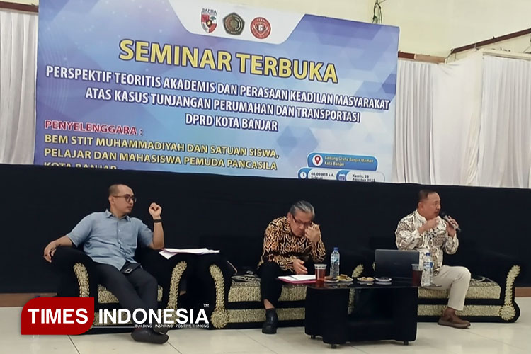 Dua akademisi terkemuka didampingi moderator saat menjadi narasumber di seminar terbuka di GBI. (Foto: Susi/Times Indonesia)