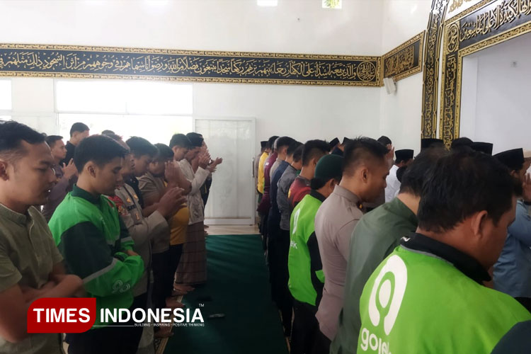 Ojol Pacitan Gelar Shalat Ghaib hingga Doa Usai Meninggalnya Rekan Mereka di Jakarta