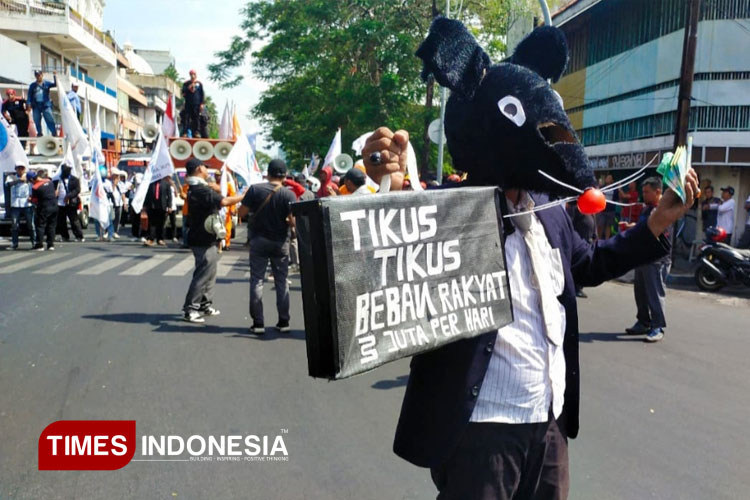 Aksi-demo-buruh-2.jpg