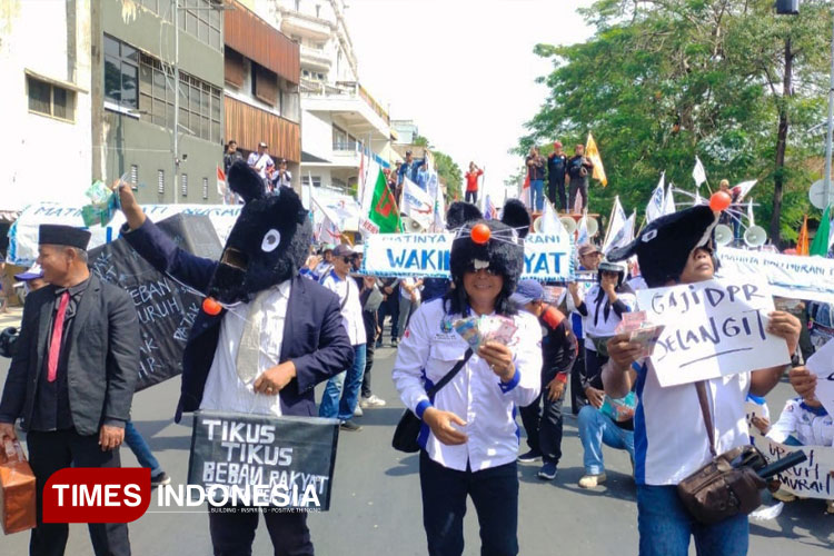 Buruh Gelar Teatrikal Bentuk Protes terhadap Pemerintah
