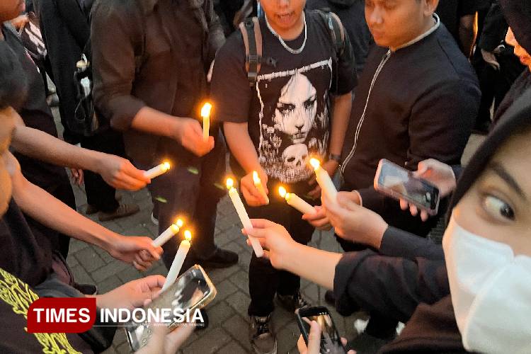 Aksi-lilin-untuk-Affan-di-Alun-alun-Merdeka-Kota-Malang-c.jpg