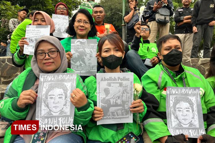 Aksi-solidaritas-ojol-dan-mahasiswa-di-Alun-alun-Merdeka-Malang-b.jpg