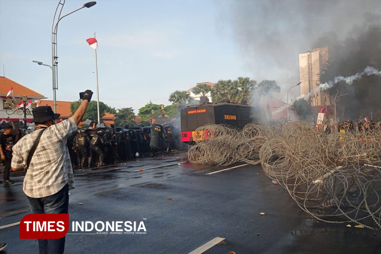 Ribuan Massa Gelar Aksi Demo Solidaritas untuk Almarhum Affan di Grahadi