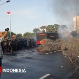 Ribuan Massa Gelar Aksi Demo Solidaritas untuk Almarhum Affan di Grahadi