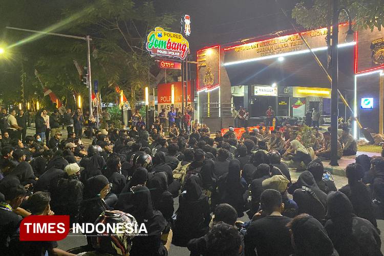 Suasana demo mahasiswa dari Cipayung Plus di Depan Mapolres Jombang, Jumat (29/8/2025). (FOTO: Rohmadi/TIMES Indonesia)