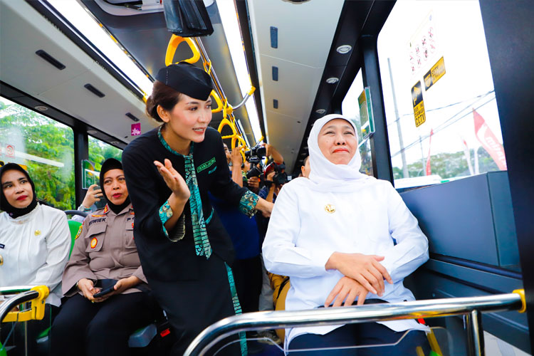 Gubernur Khofifah naik Bus Trans Jatim.(Dok.Humas Pemprov Jatim)