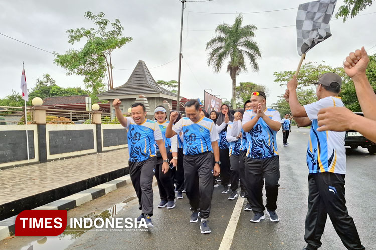 Kajari-Pacitan-Eri-Yudi-jalan-sehat.jpg