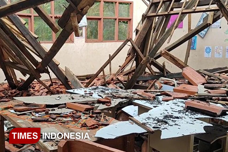 Kondisi ruang kelas yang ambruk di SDN 3 Kalipucang. (Foto : Acep Rifki Padilah/TIMES Indonesia)